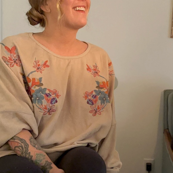 Beige comfy cute long sleeve with open back shirt - Picture 1 of 9